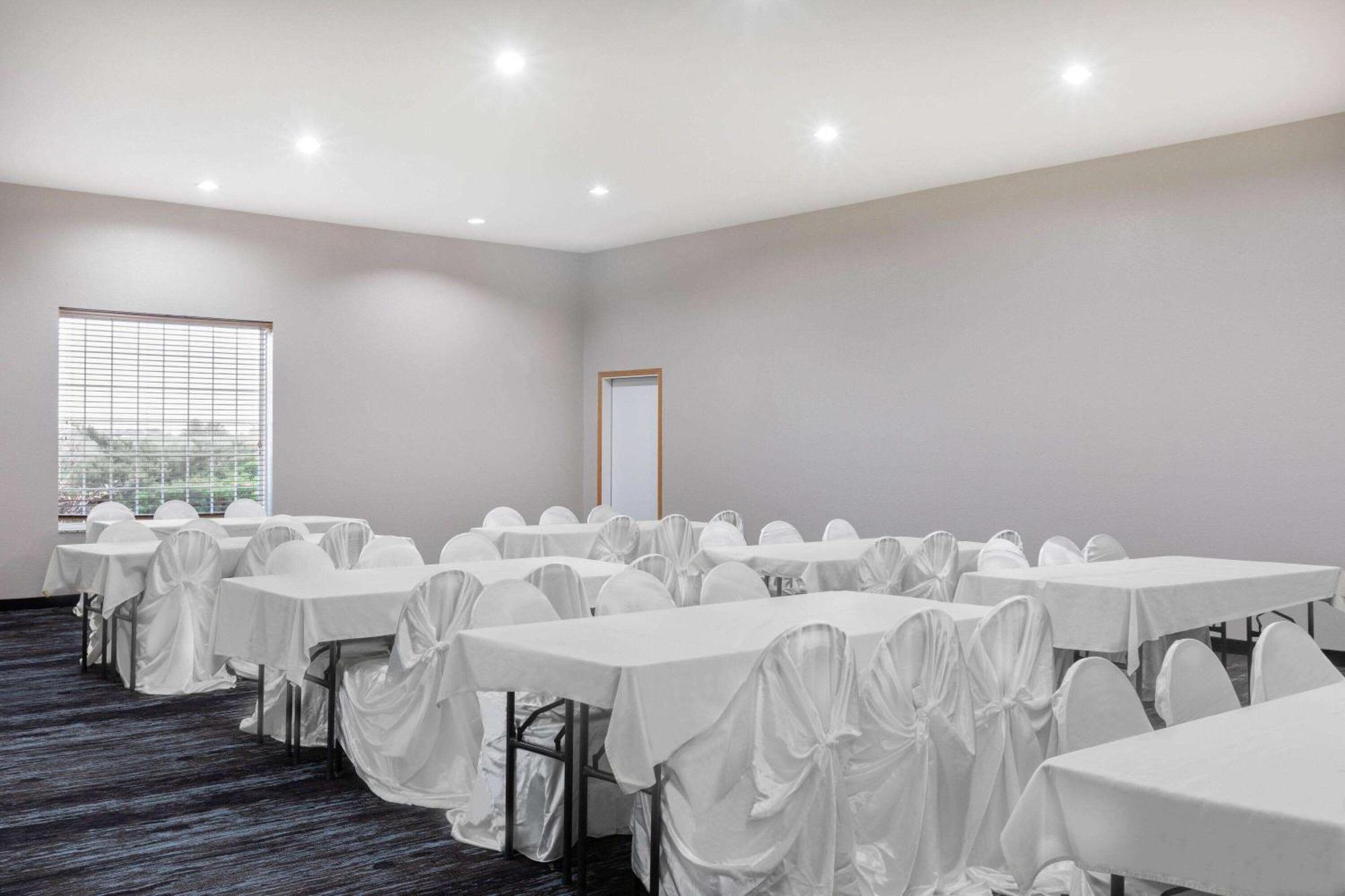 Americinn By Wyndham Pella Ngoại thất bức ảnh